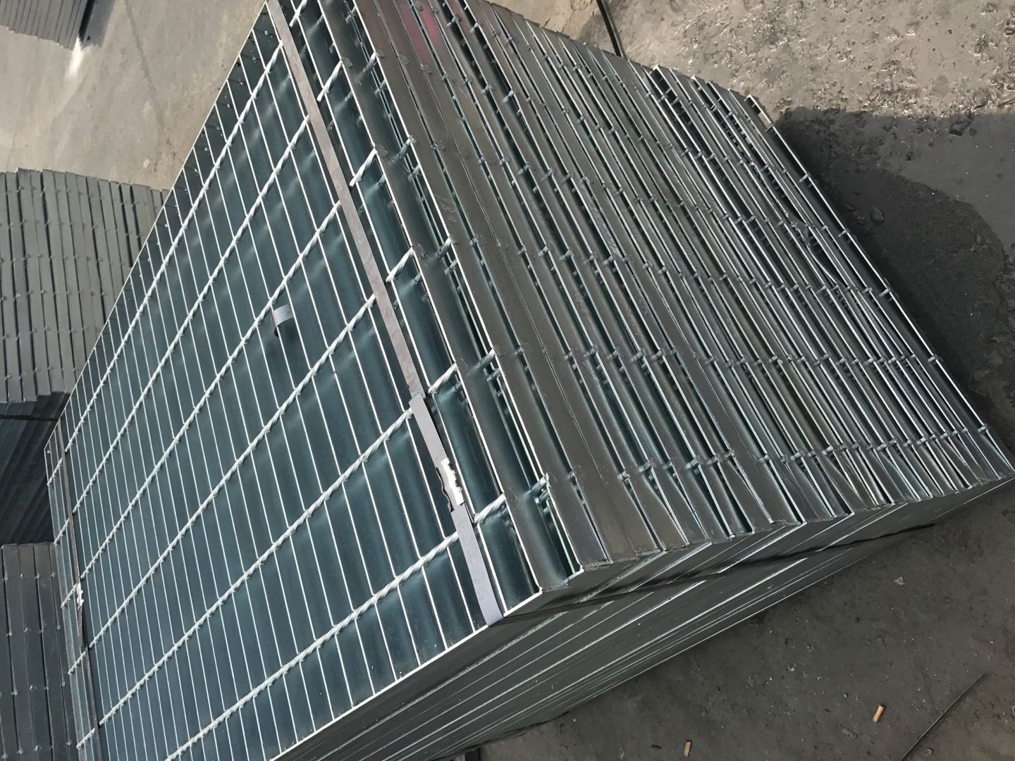 Low Carbon Walkway, Floor Drain Grate for Building Material Galvanized Steel Grating