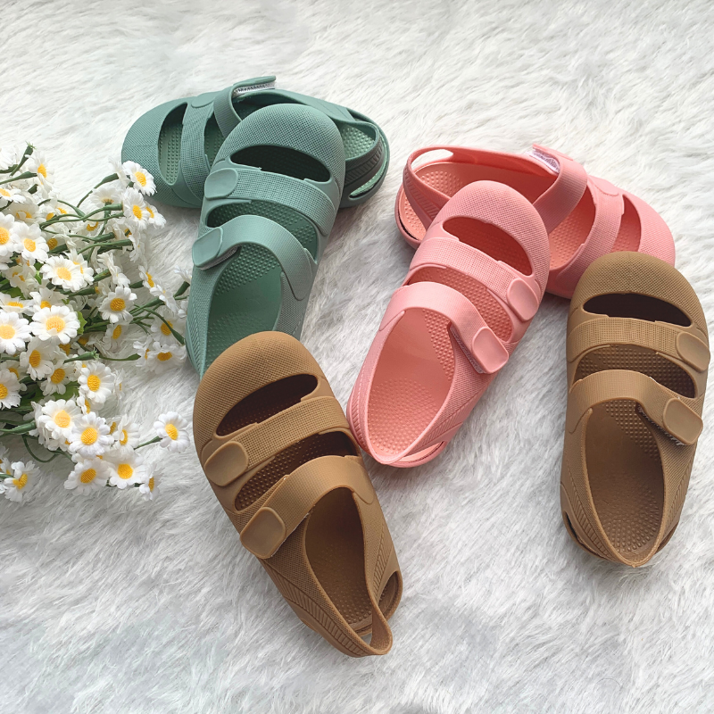 Ins Fashion Roman Style Children Beach Sandals Rubber Shoes With Soft Soles Kids Jelly Shoes With Hook And Loop Strap Closure