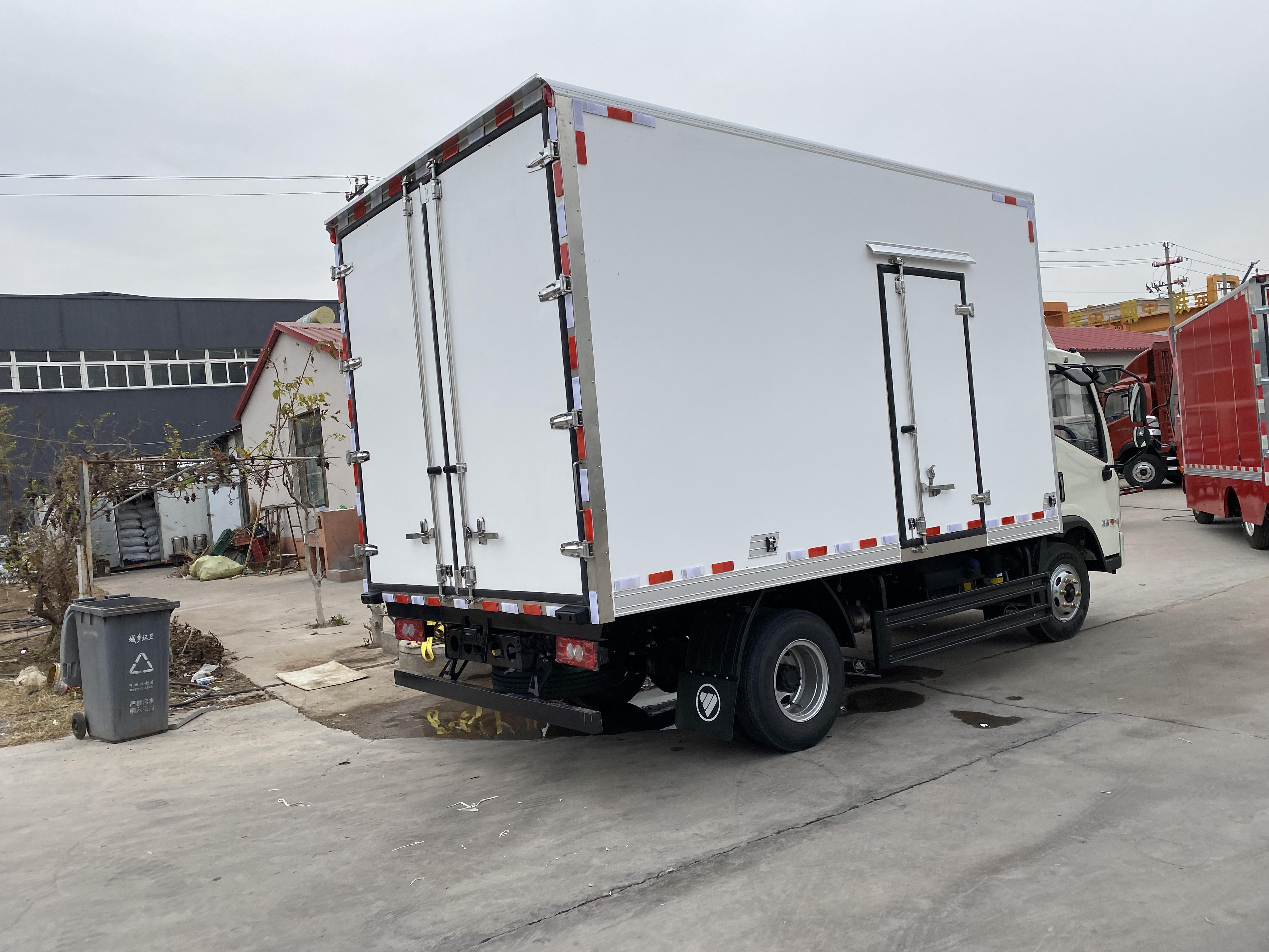 Wholesale Price Fiberglass Panel Food Refrigerated Box Van Truck Body With Tail Lift