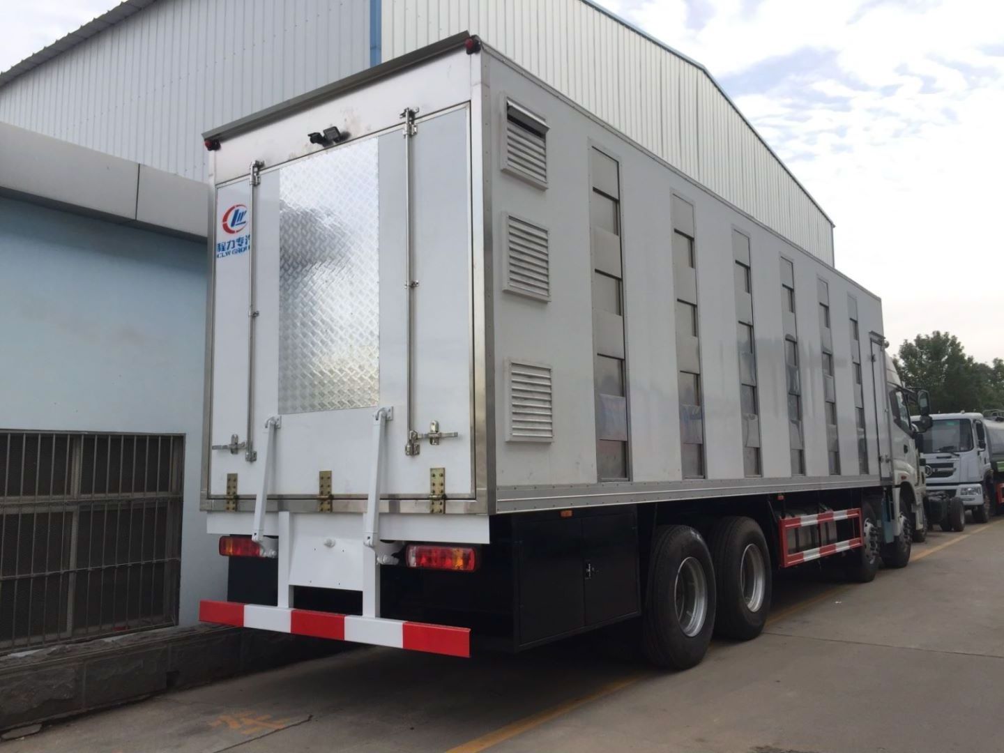 Brand new 3 layers stainless steel body cold storage freezer refrigerator insulated Transport Truck live poultry for sale