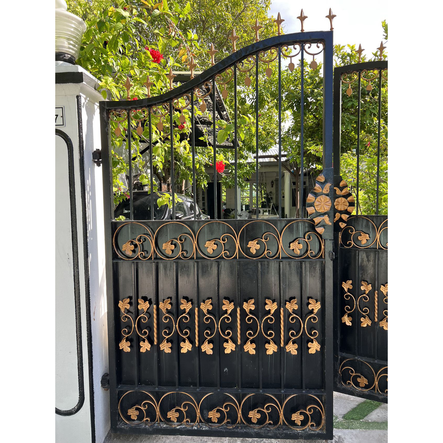 Wrought Iron Gate Golden Ornaments for Decoration Solid Main Door Iron Gate and Fence