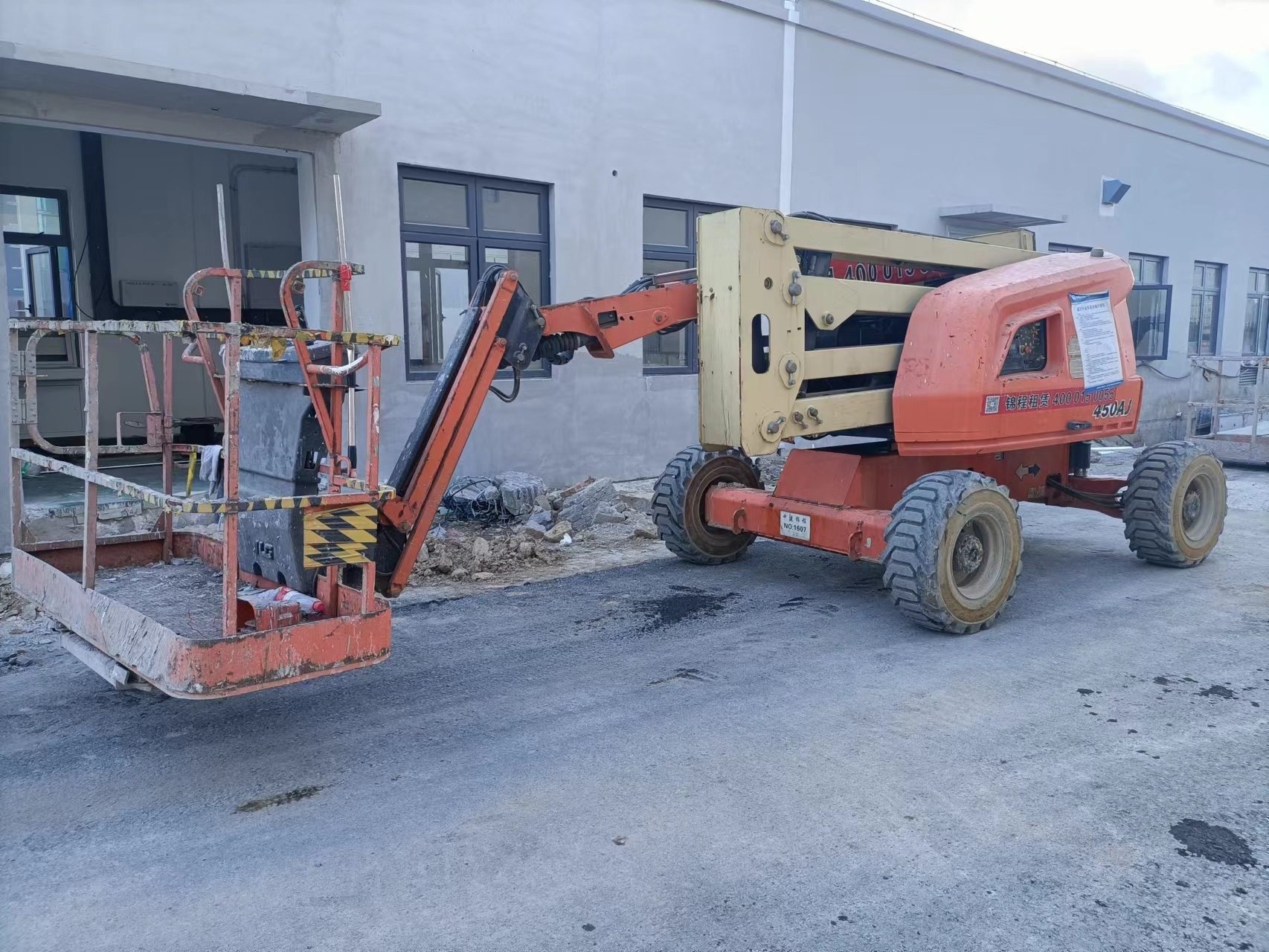 At a loss mini towable aticulated man lift JLG 340AJ/450AJ/520AJ articulated boom lifts for building construction trailer boom