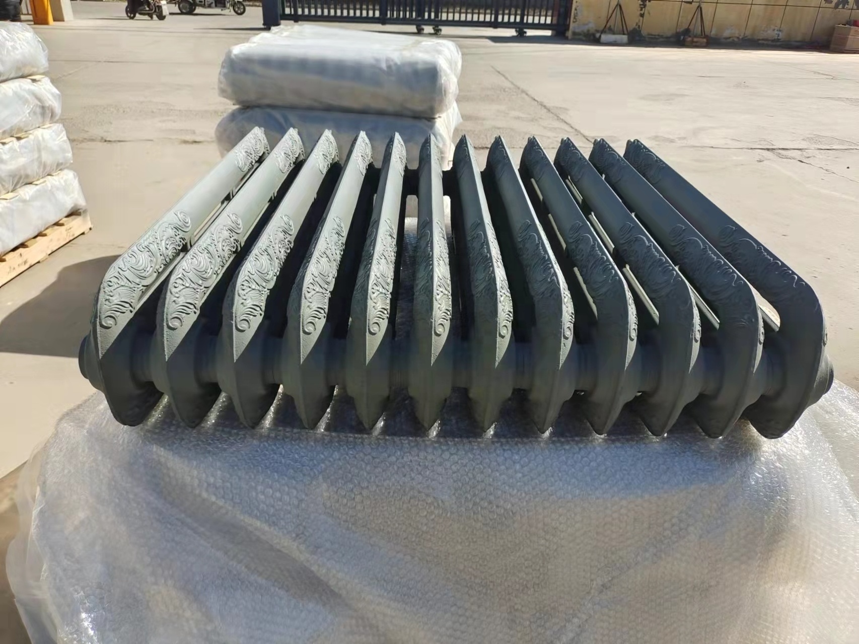 950 mm retro patterned cast iron radiator produced in China