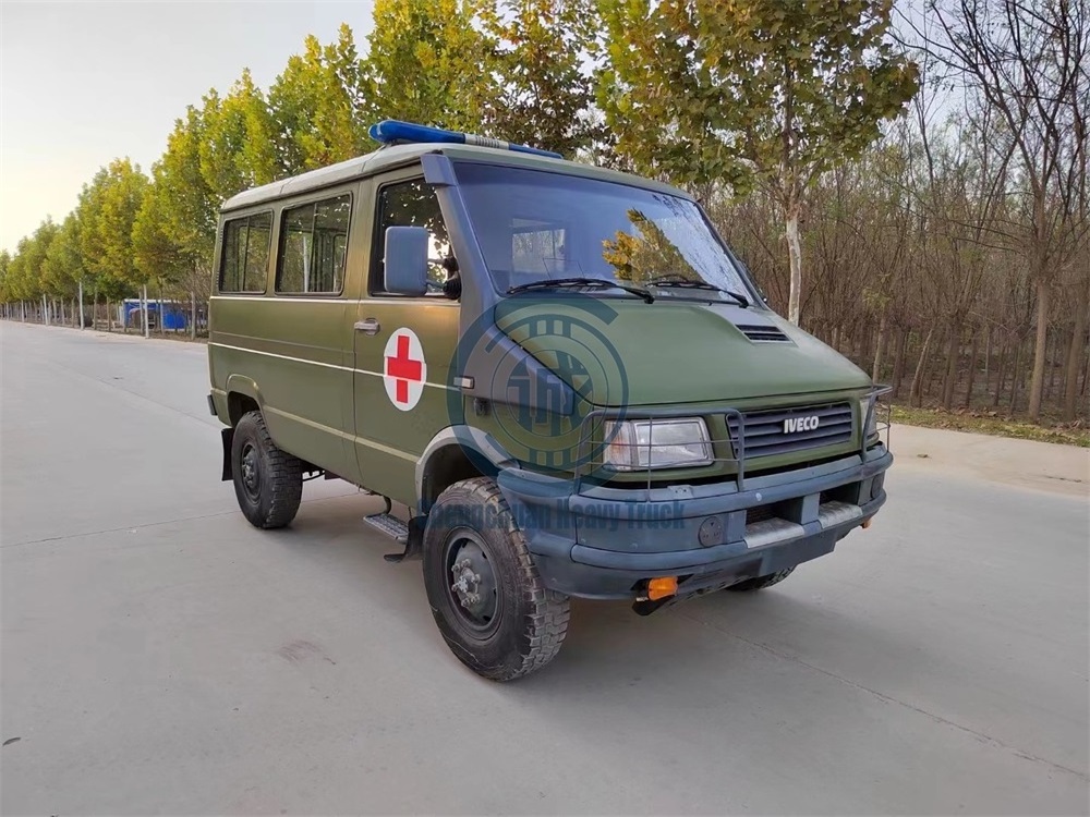 IVECO 2045 Emergence Vehicle Japan Brand Double Diff Equipment 4 Wheels All Driving Ambulance