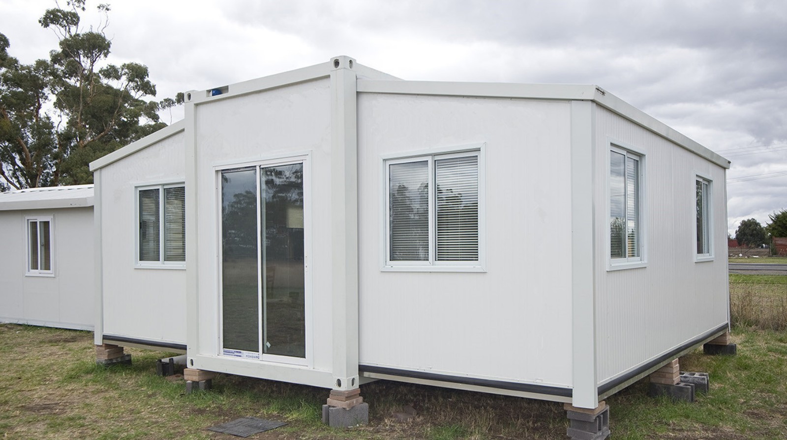 Factory price 3 bedroom movable cheap prefab homes expandable container house for sale