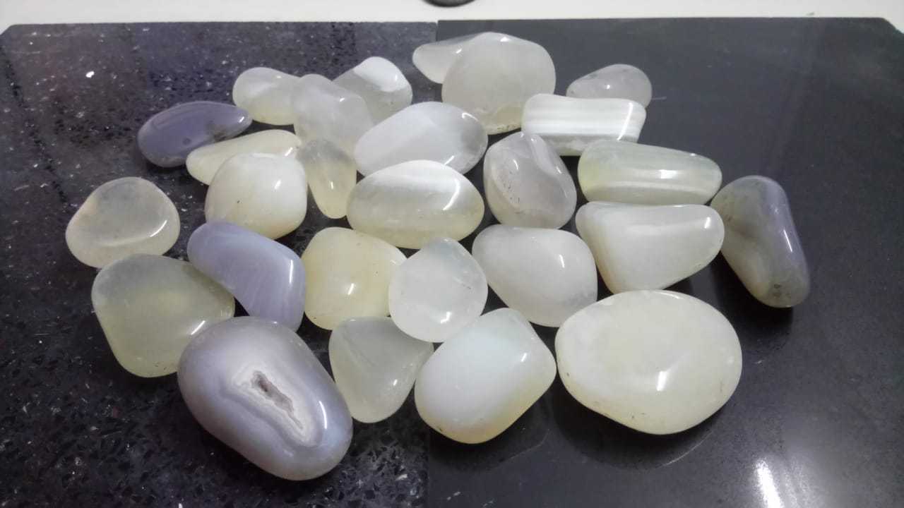 Wholesale Multi-Color Onyx Marble Tumbled Stone Pebbles Traditional Design Natural Polished Finish Cut-to-Size Competitive