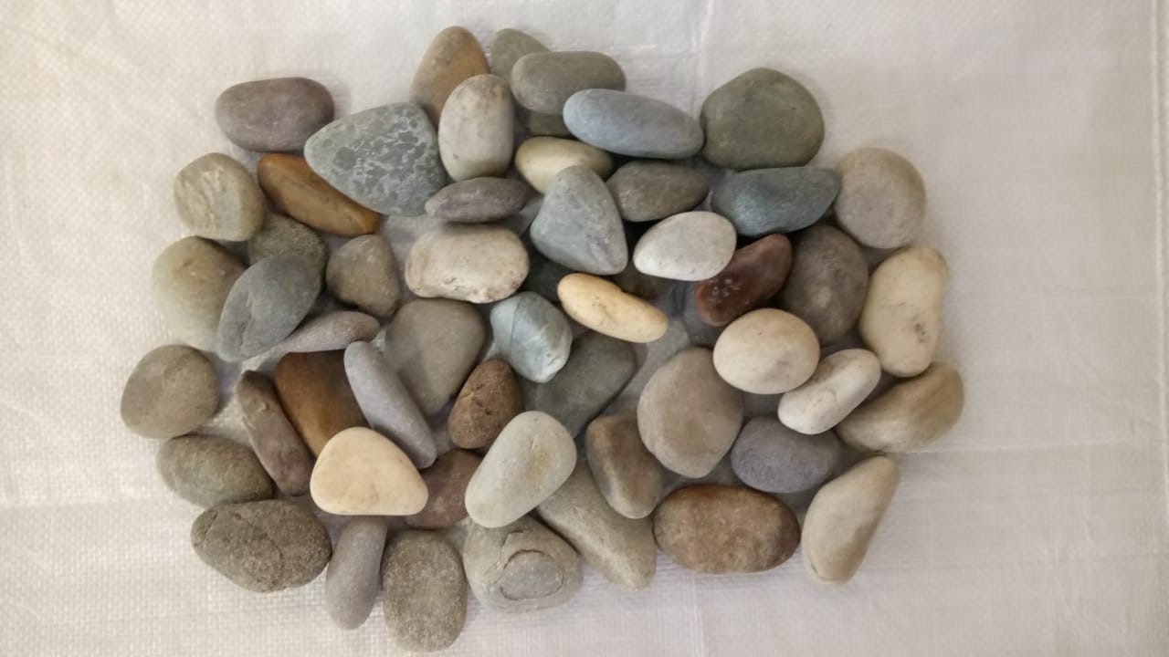 Made Glow Stone pebbles Sale Bag Customized decorative natural dark grey tumbled machine polish pebbles stones paving pebbles