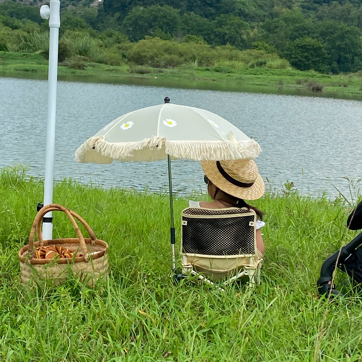 Wholesale customized design beach umbrella manufacturers travel with tassels for children outdoor sun uv protection