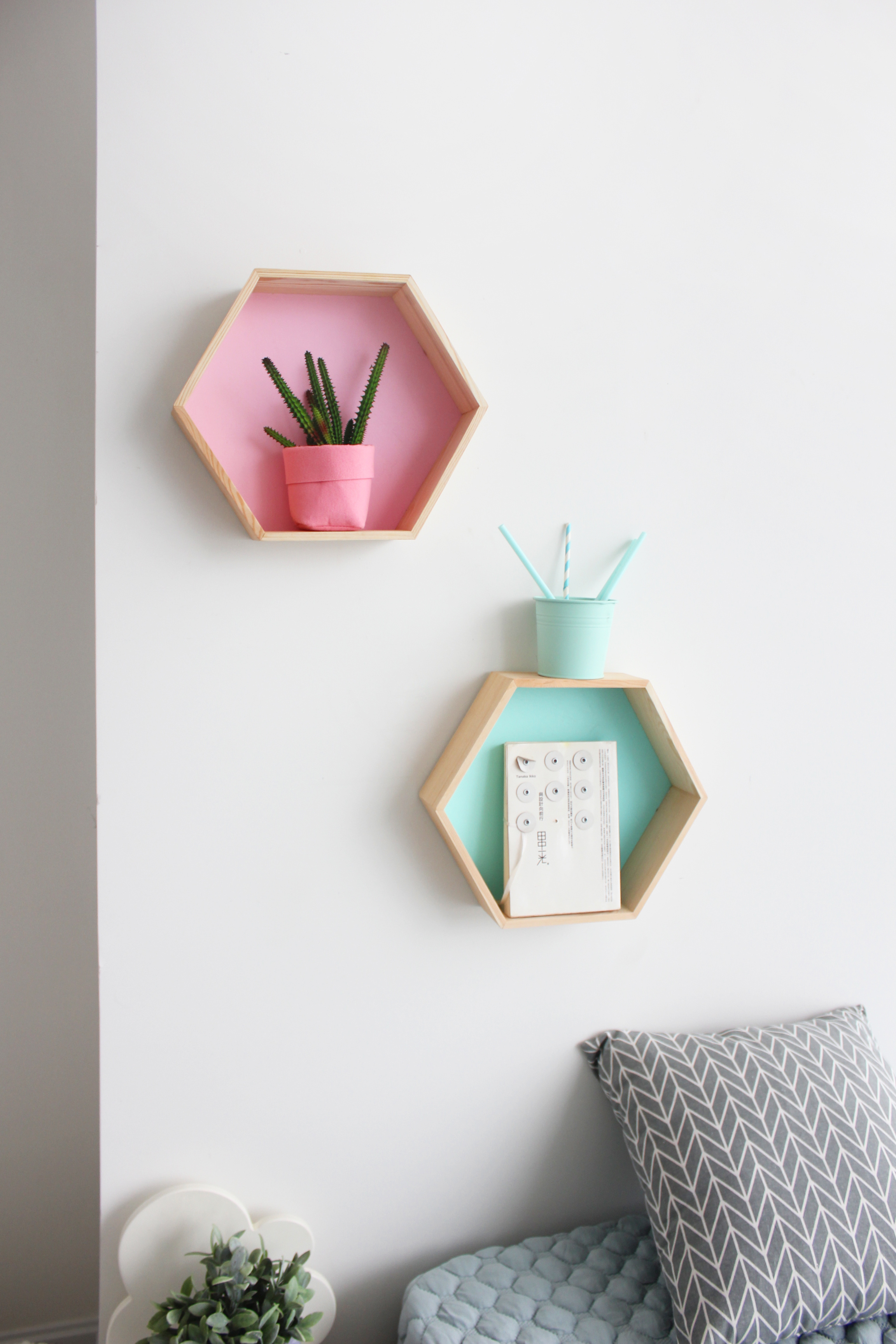 Hot Selling Display Hexagon Designer Wood Honeycomb Ornament Modular Floating  Storage Holders Wall Shelf