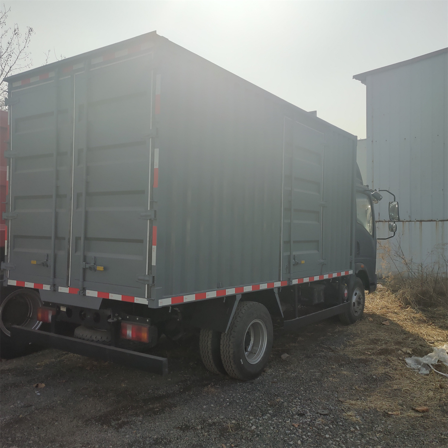 Sinotruk 4x2 Light Duty 5t 6t Box Cargo Truck 116hp Euro II Closed Box Truck for sale