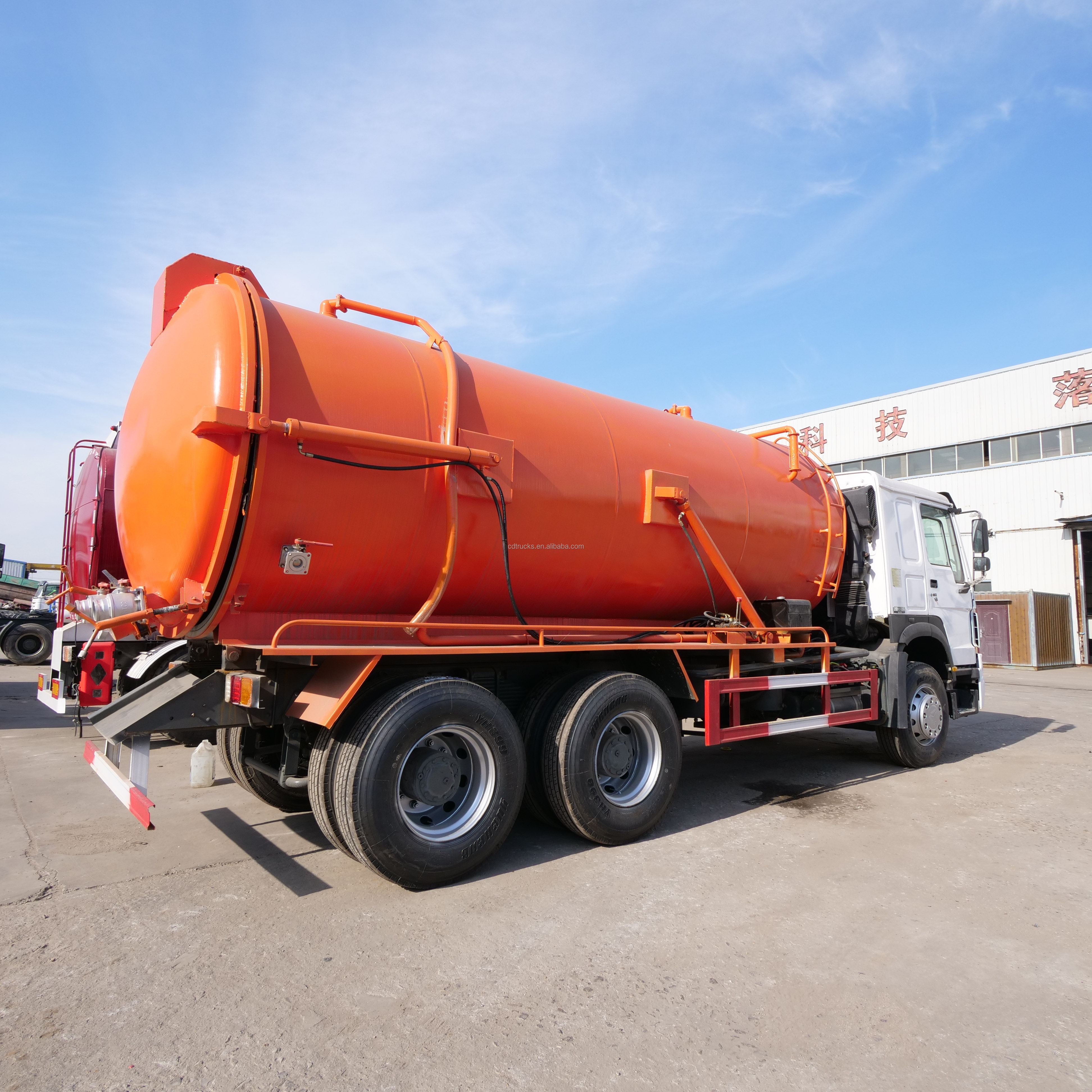 Sinotruck Howo Vacuum Sewage Suction Truck Septic Tank Cleaning Truck For Sale