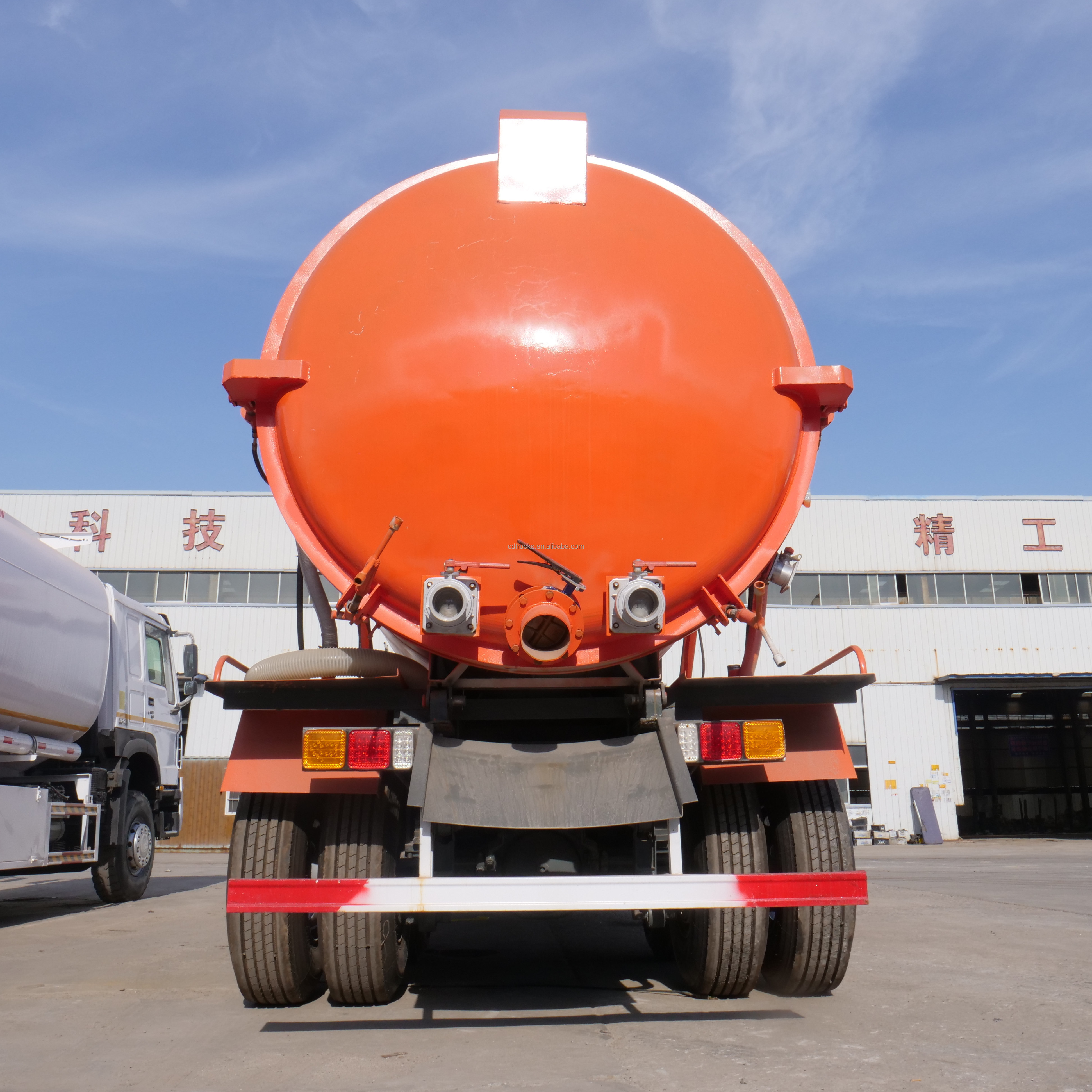 Sinotruck Howo Vacuum Sewage Suction Truck Septic Tank Cleaning Truck For Sale