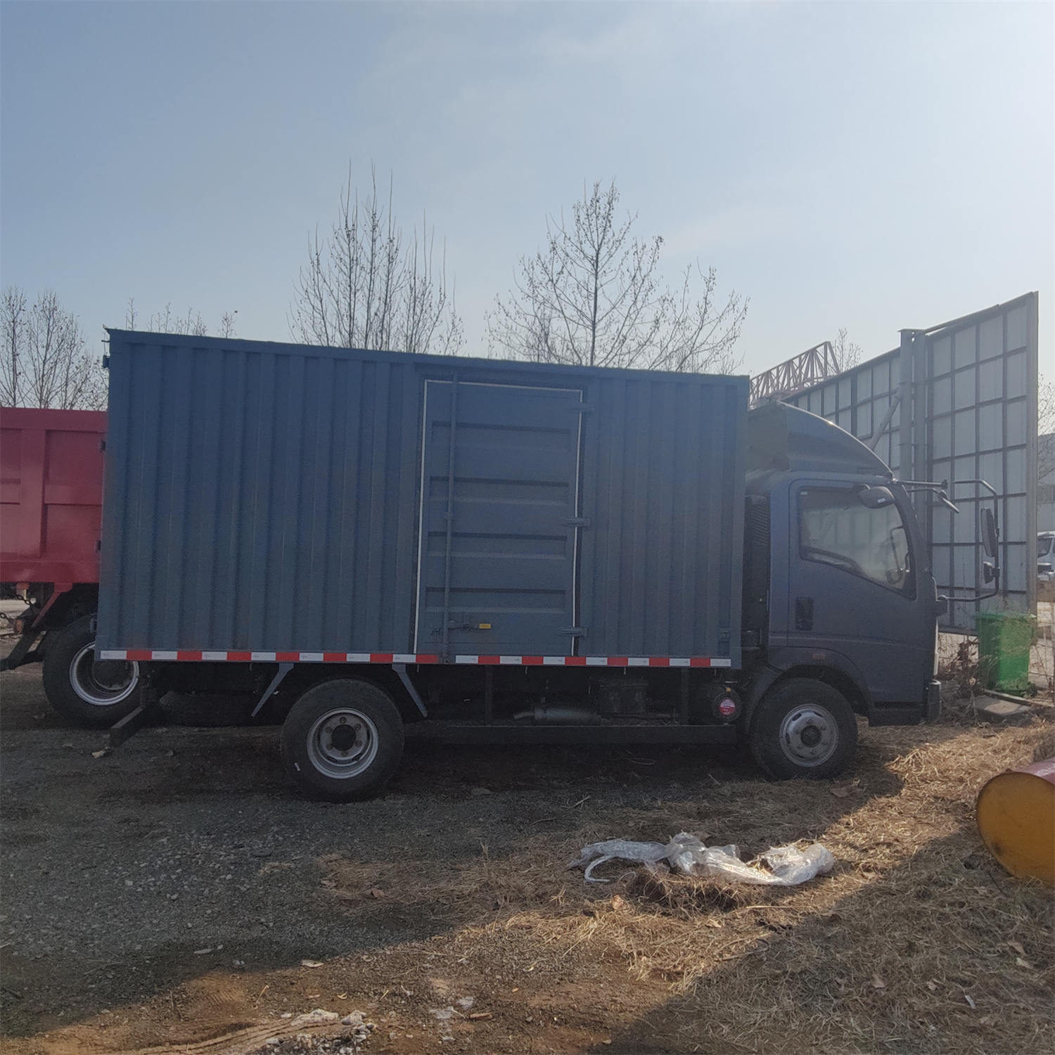 Sinotruk 4x2 Light Duty 5t 6t Box Cargo Truck 116hp Euro II Closed Box Truck for sale