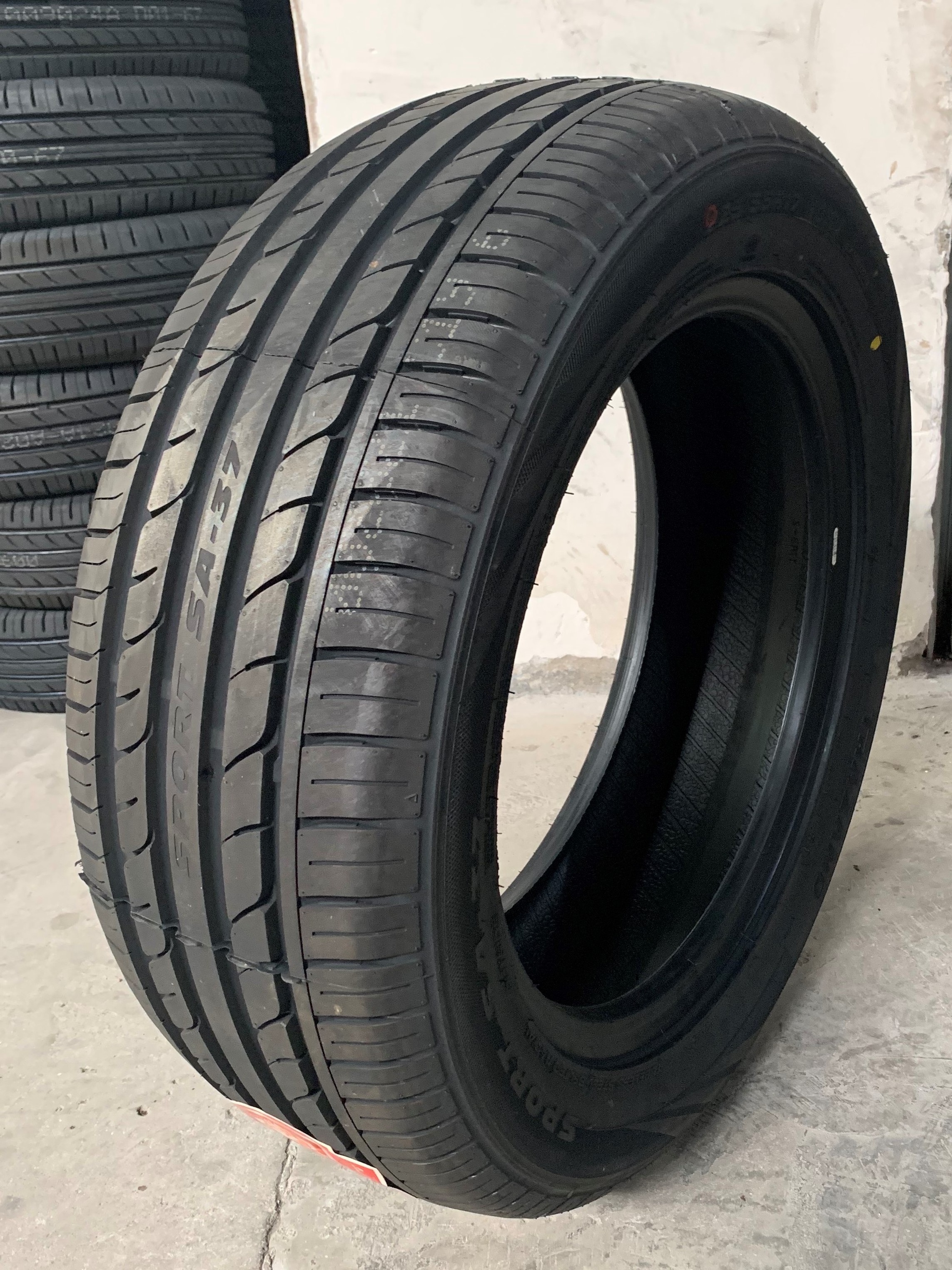 tyres for vichel   passenger car tires made in China hot sale Trazano tyre 225 55R17 SA37