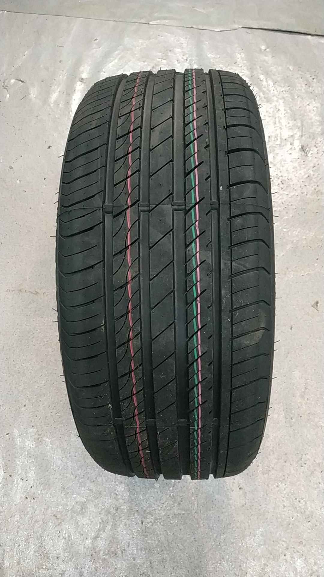 Passenger Car Tires 225/55RF17 13-18 Inch Made in China for Vichel Vehicles Linglong Tire Brand