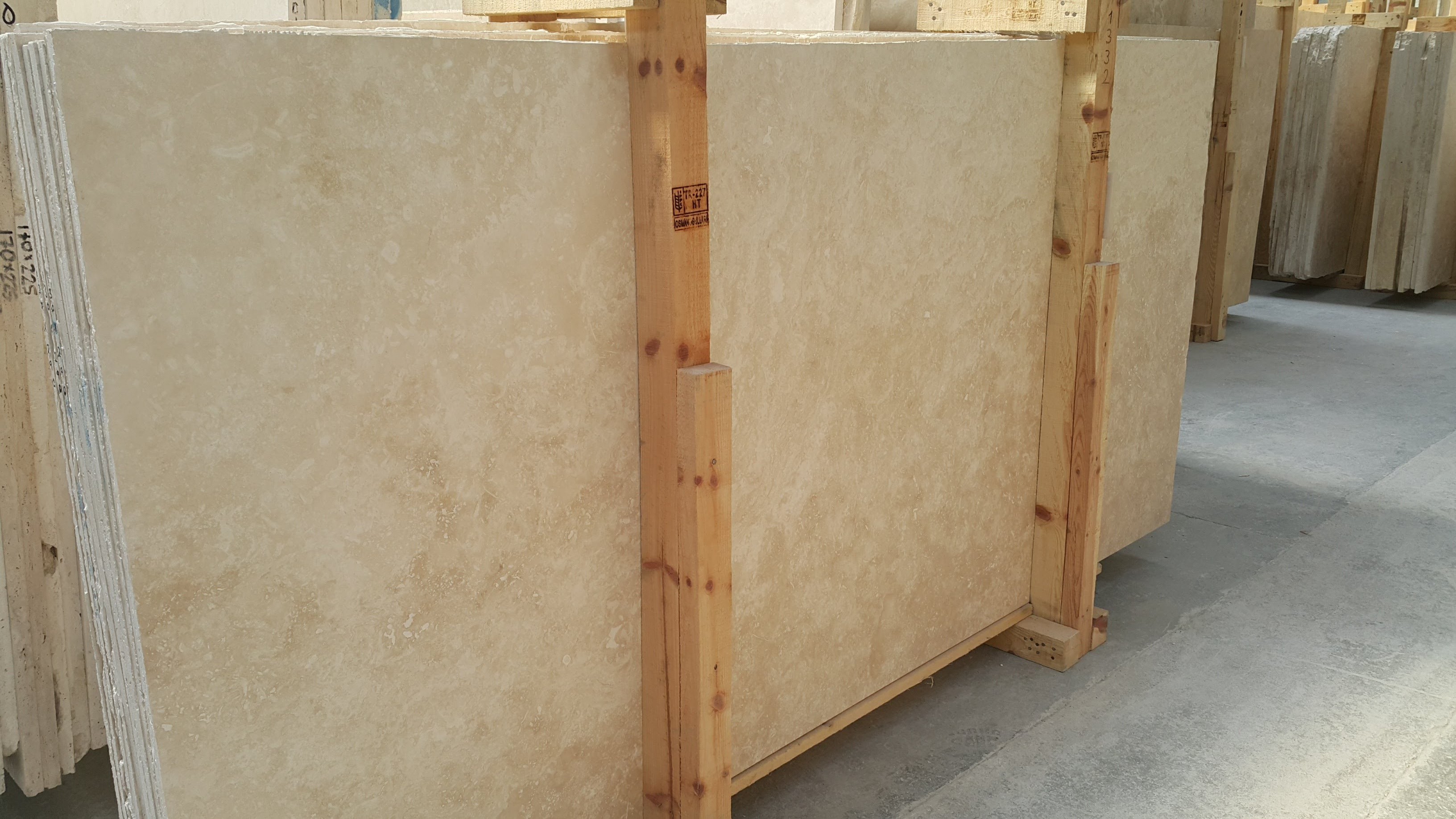 2023 Light Ivory Travertine Slabs Filled&Honed Cross-Cut Hot Sale Premium Quality 2cm thick Made in Turkey CEM-SLB-01-01