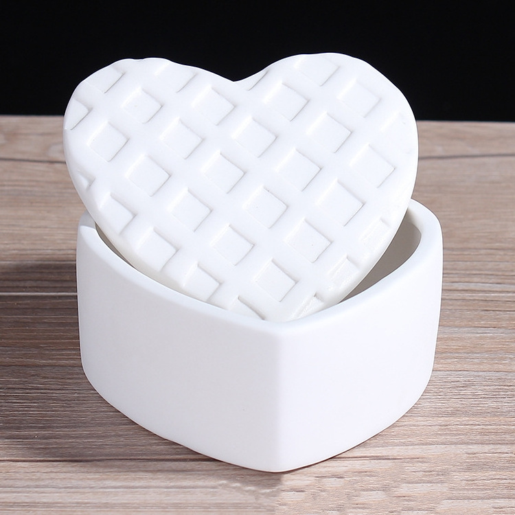 Custom Logo Porcelain Candle Vessels Canister Holder Empty Cup Container Heart Shape Ceramic Candle Jar With Lid