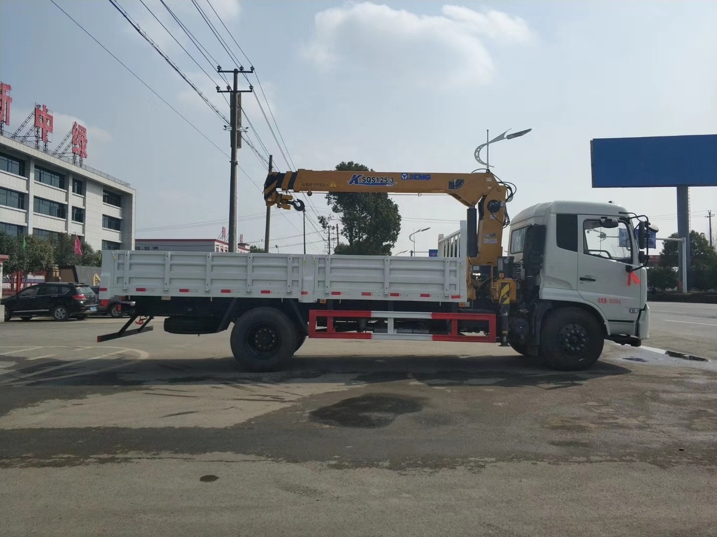 right hand drive dongfeng  5 tons straight arm crane truck   4X2  truck crane  6.3 tons truck mounted crane