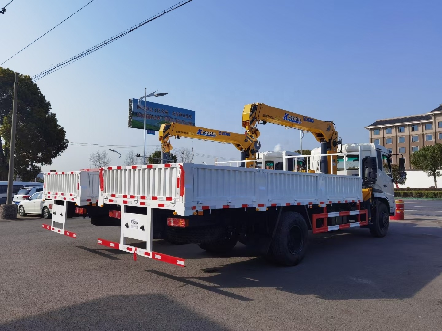 right hand drive dongfeng  5 tons straight arm crane truck   4X2  truck crane  6.3 tons truck mounted crane