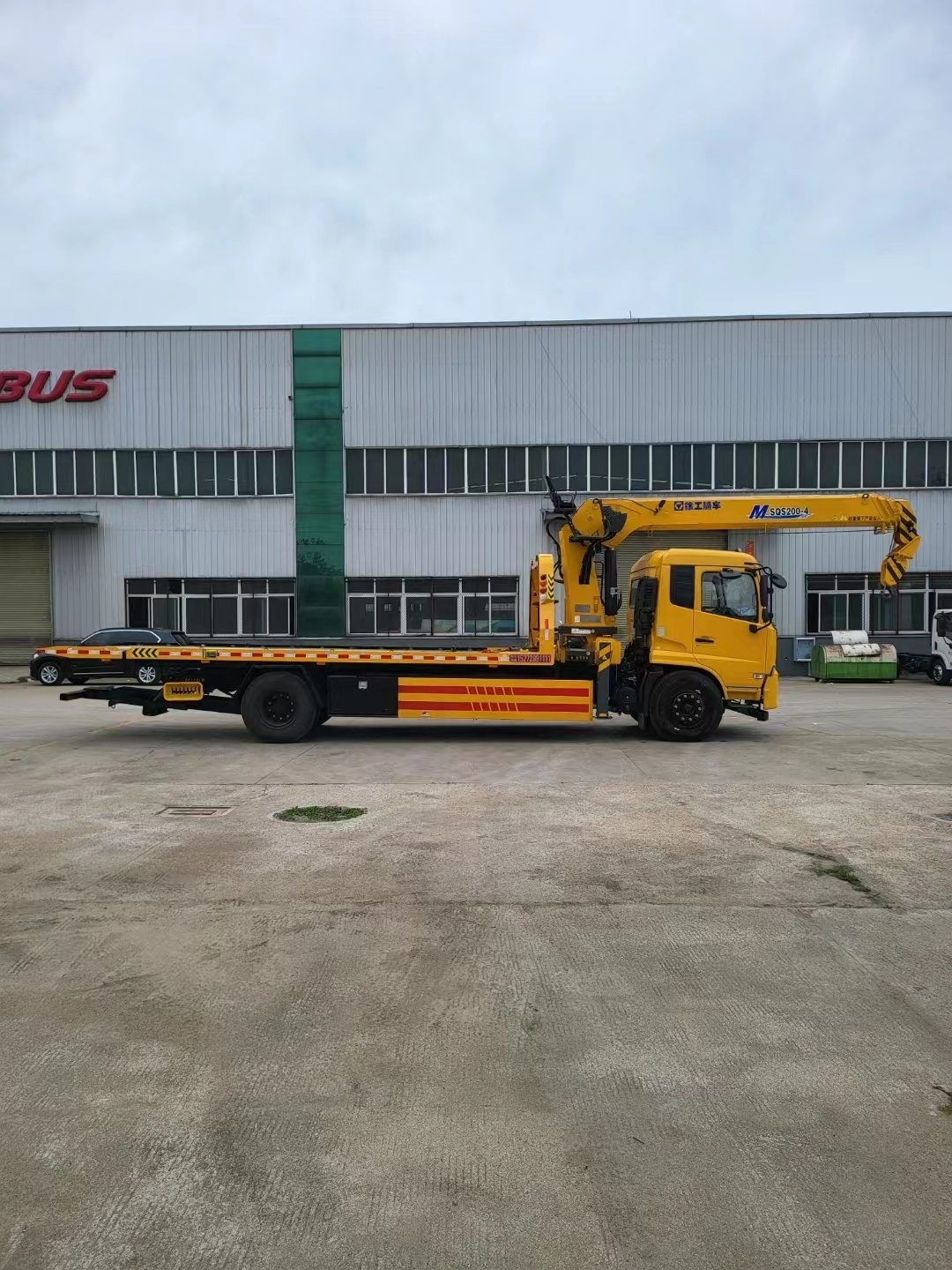 manufacture china factory flatbed wrecker tow truck 5tons platform wrecker truck 4x2 tow truck flat bed with crane