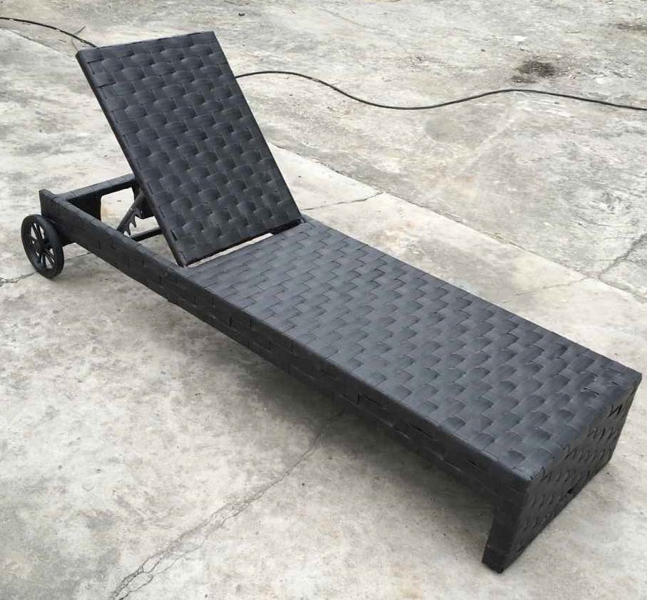 Modern Style Rattan Outdoor Lounge Chair  With Wheels Pool Side Beach Sun Lounger