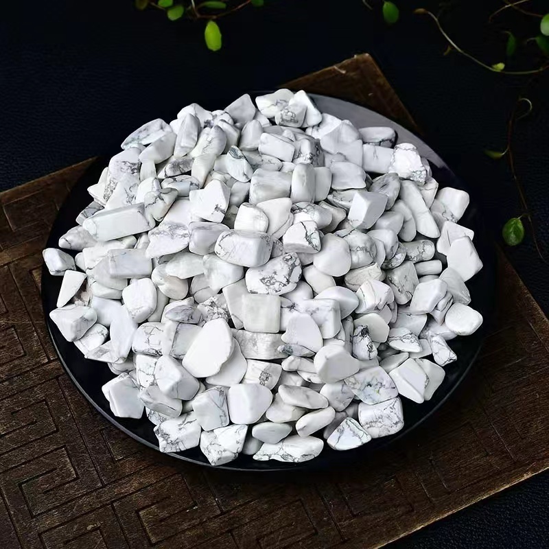 Wholesale natural  howlite chips raw gemstone white gravels healing stones for decorate