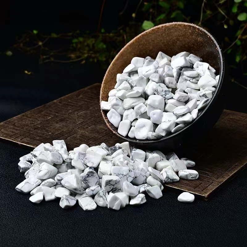 Wholesale natural  howlite chips raw gemstone white gravels healing stones for decorate