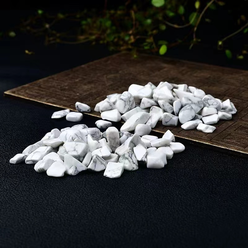 Wholesale natural  howlite chips raw gemstone white gravels healing stones for decorate