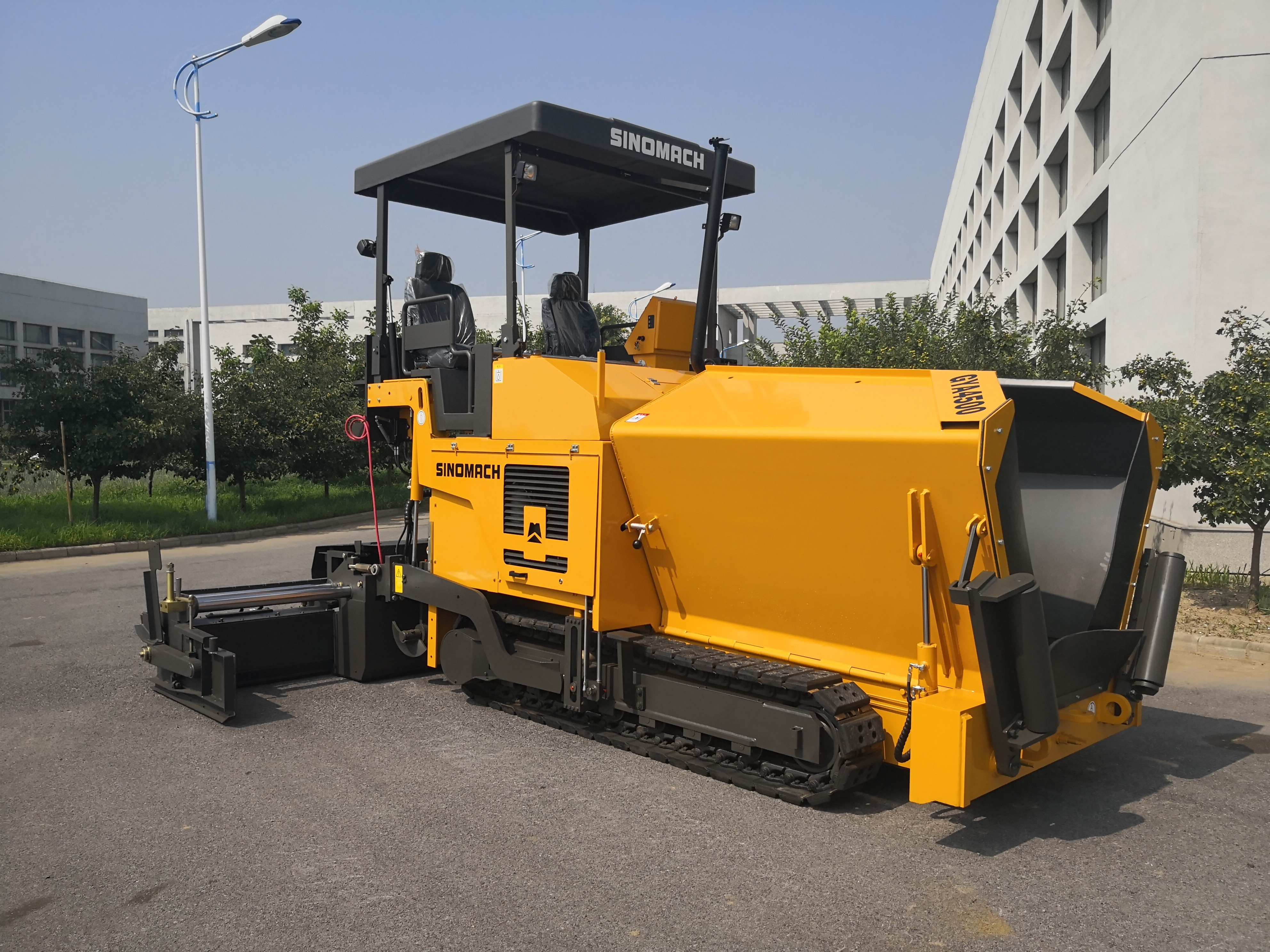 Official Road Making Machine Paving Width 4.5m Mini Asphalt Road Paver for Sale