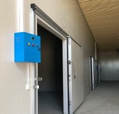 Sliding translation door for cold room and cold storage room