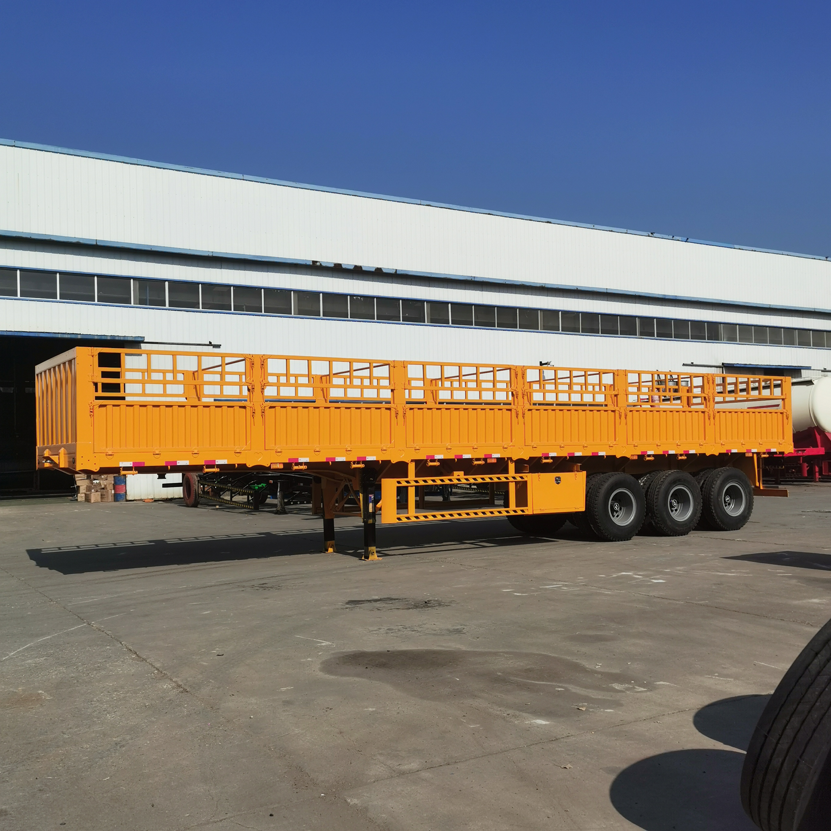 Cheap Price 100 Tons cattle trailer livestock trailer 3 axles cargo animal sugar cane transport stake fence semi trailer truck