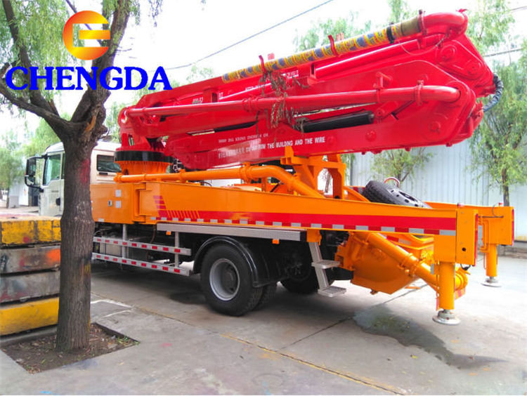 SINOTRUK HOWO  37m truck mounted concrete mixer pump