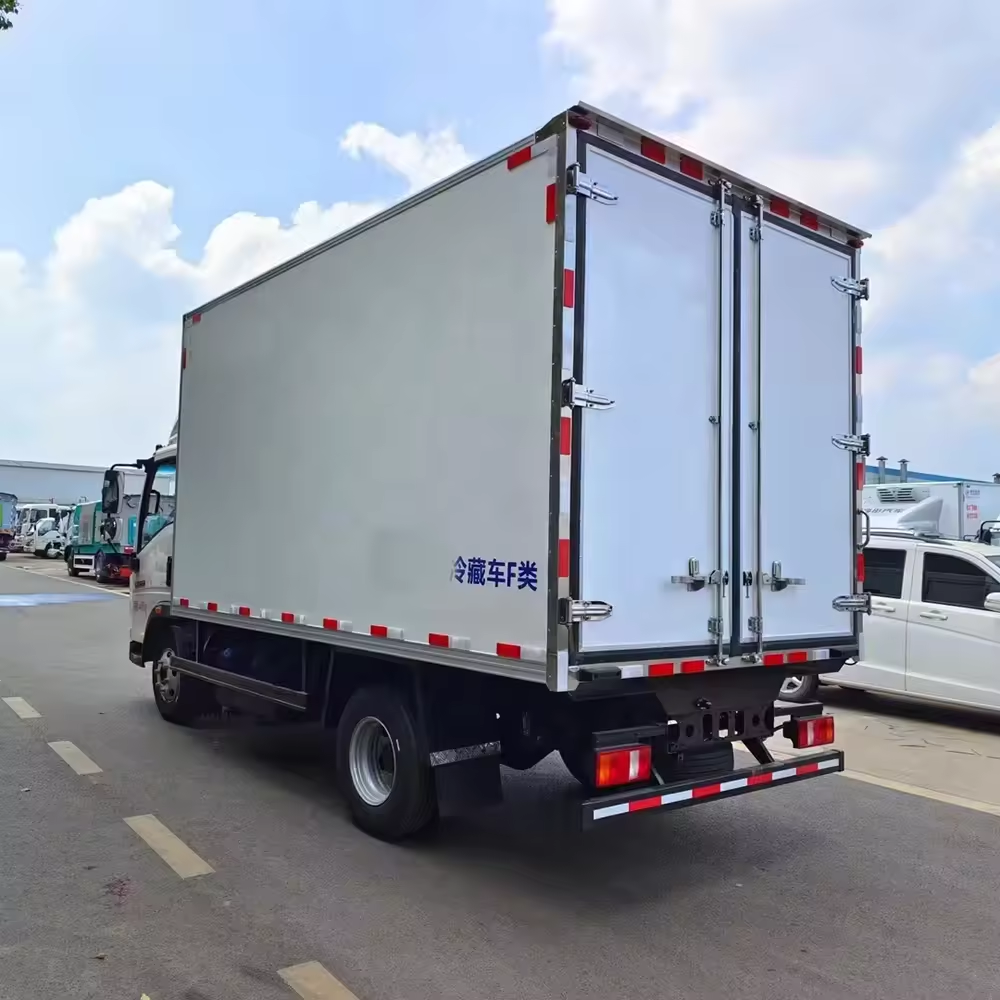 Cooling Van Truck Frozen Meat Truck Refrigerator for Good Sale 6 Wheels Freezer Reefer Van Truck for Sale