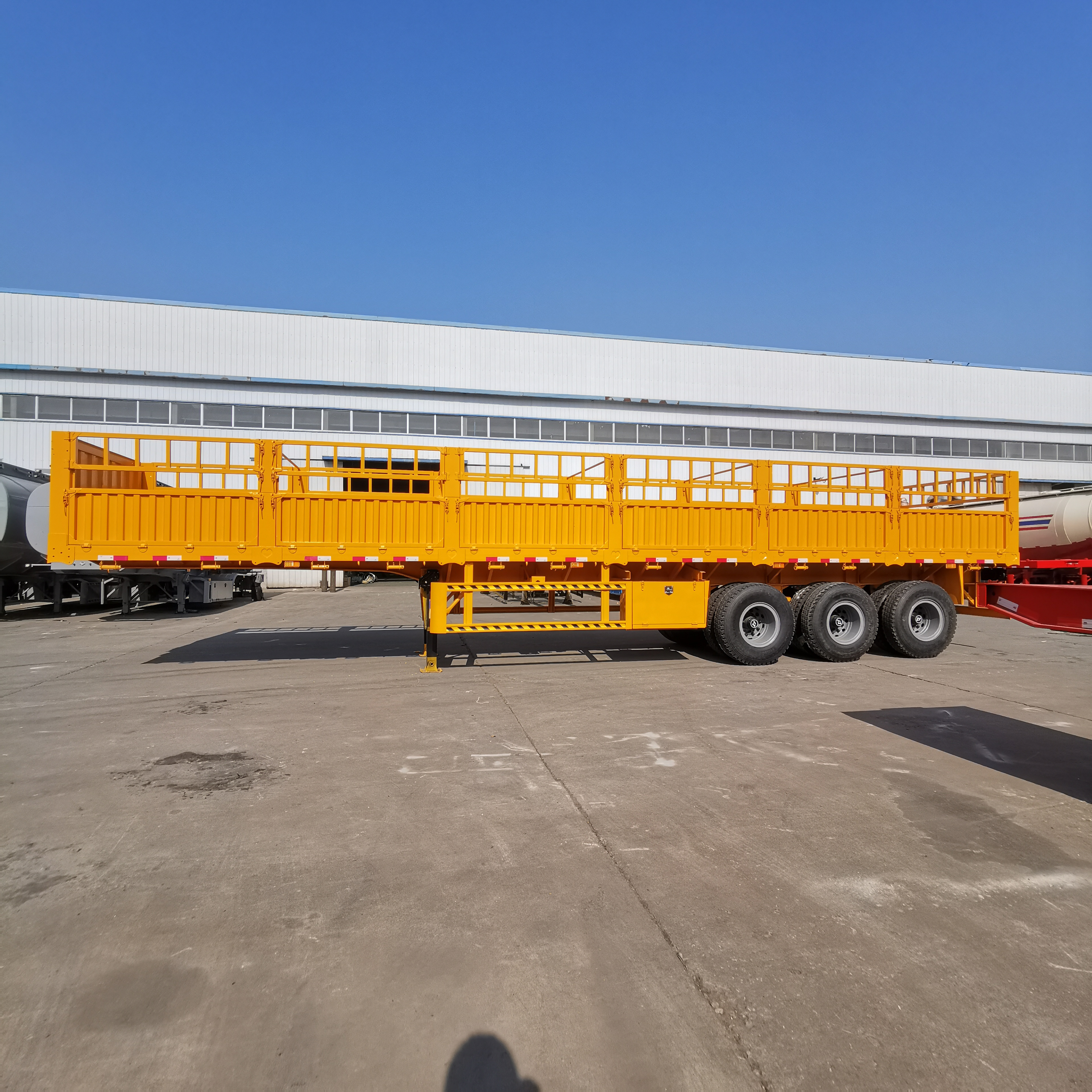 Cheap Price 100 Tons cattle trailer livestock trailer 3 axles cargo animal sugar cane transport stake fence semi trailer truck