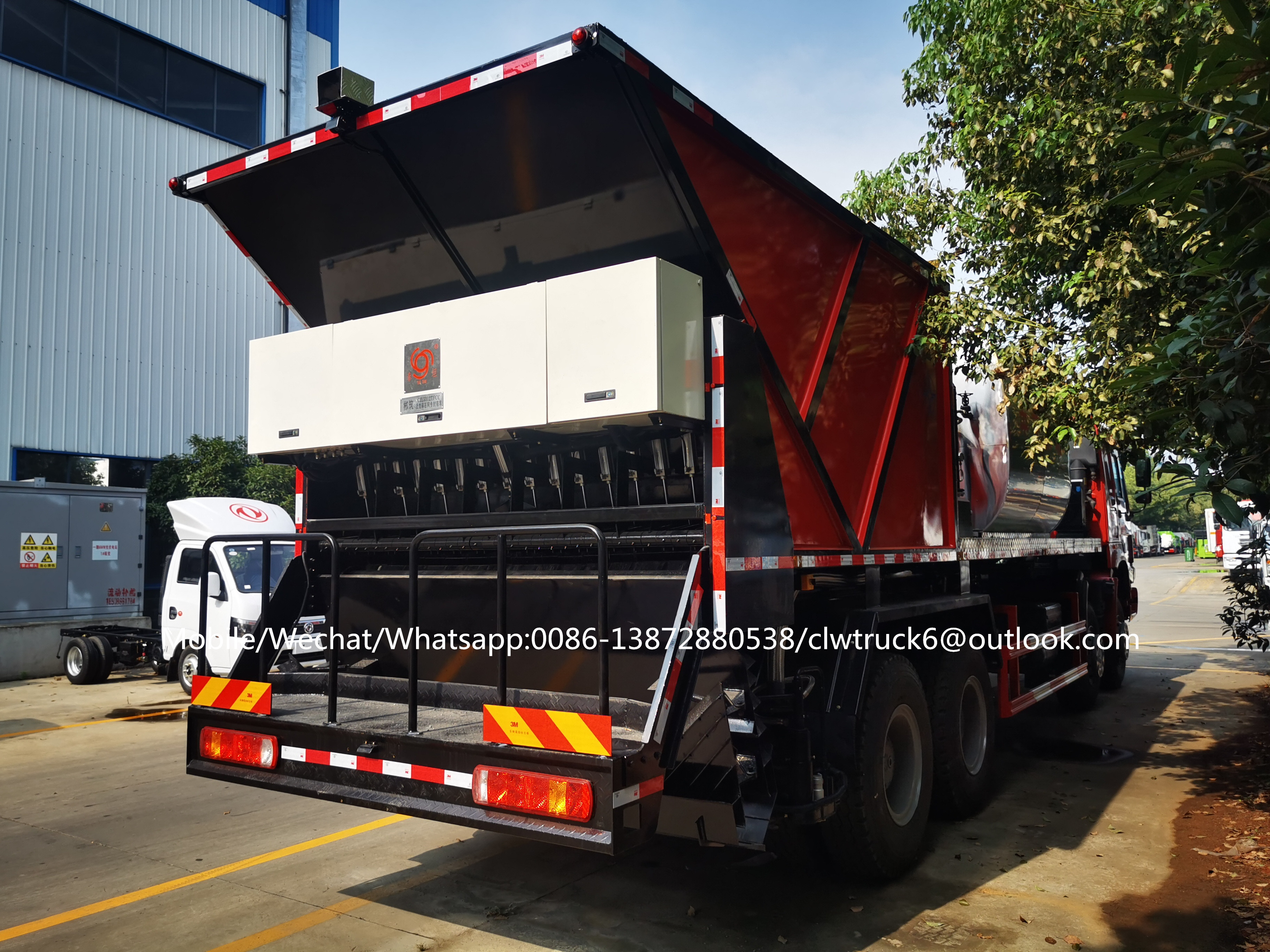 HOWO 8x4 Bitumen spreader 9cbm  and stone chip spreader 14cbm truck