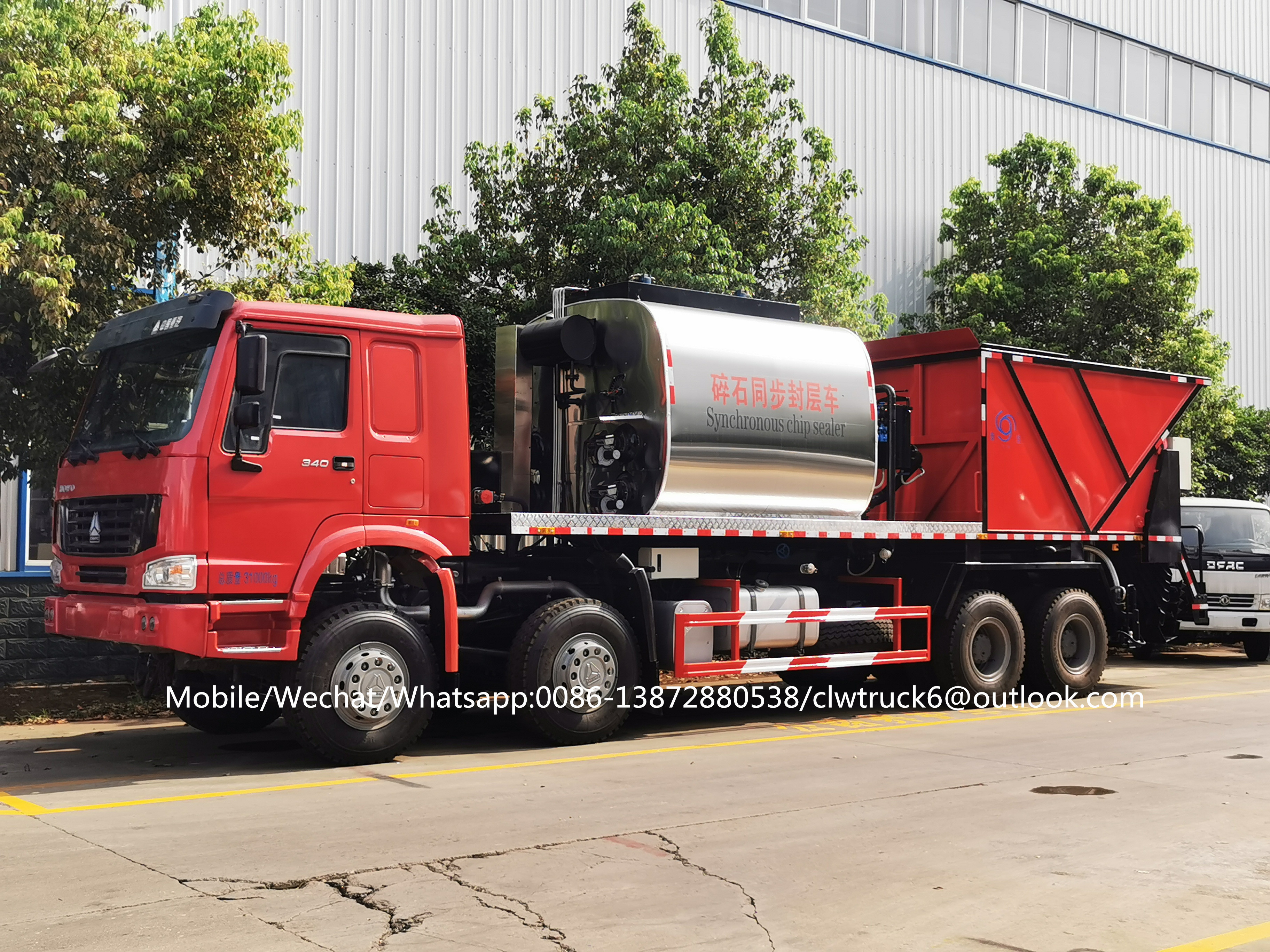 HOWO 8x4 Bitumen spreader 9cbm  and stone chip spreader 14cbm truck