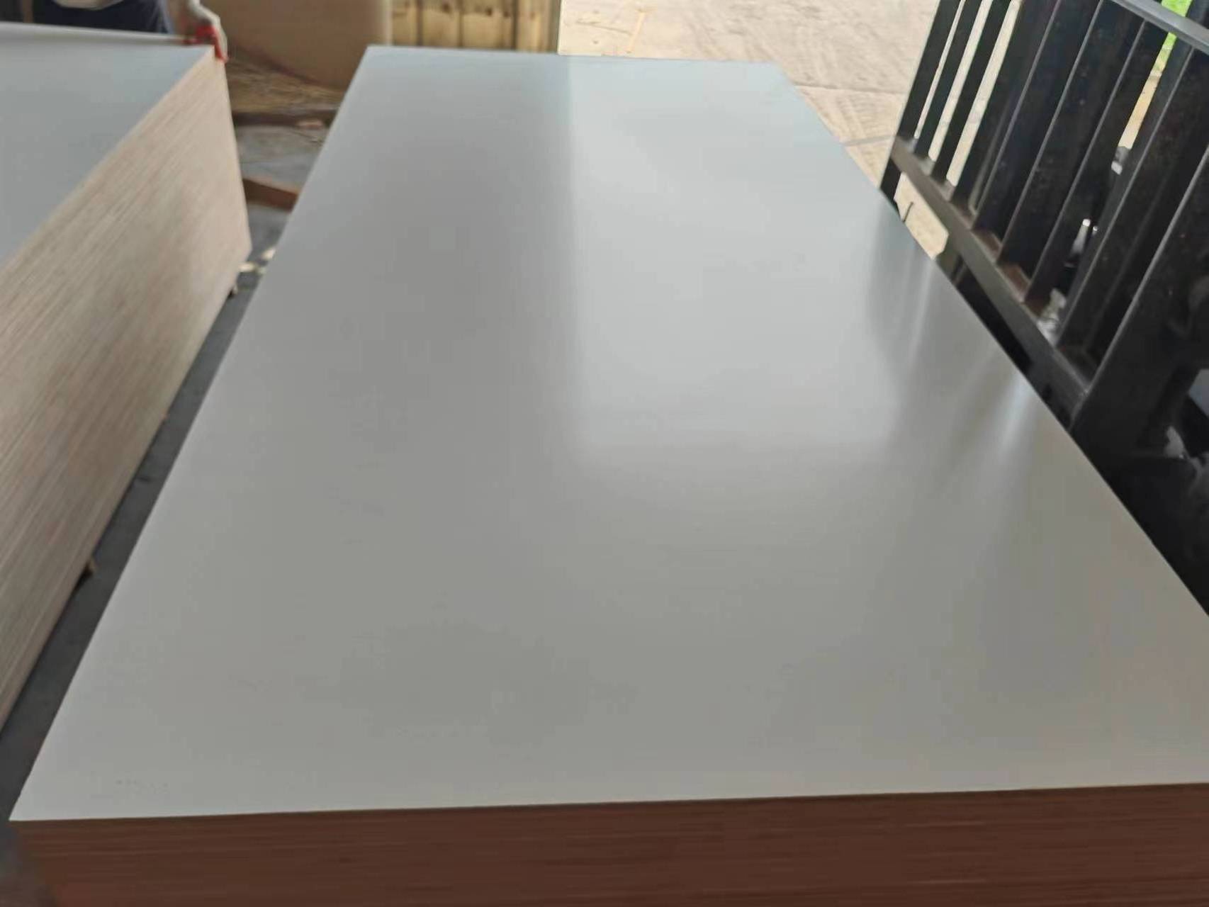 1220mm*2440mm 18 mm White color melamine laminated plywood sheet