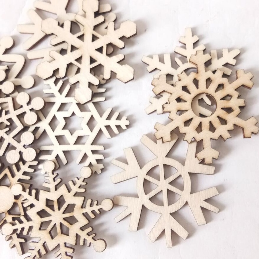 10Pcs Mixed Design Christmas Snowflakes Wooden Pendants Ornaments Wood Craft Hanging Gifts Christmas Tree Ornaments Decorations