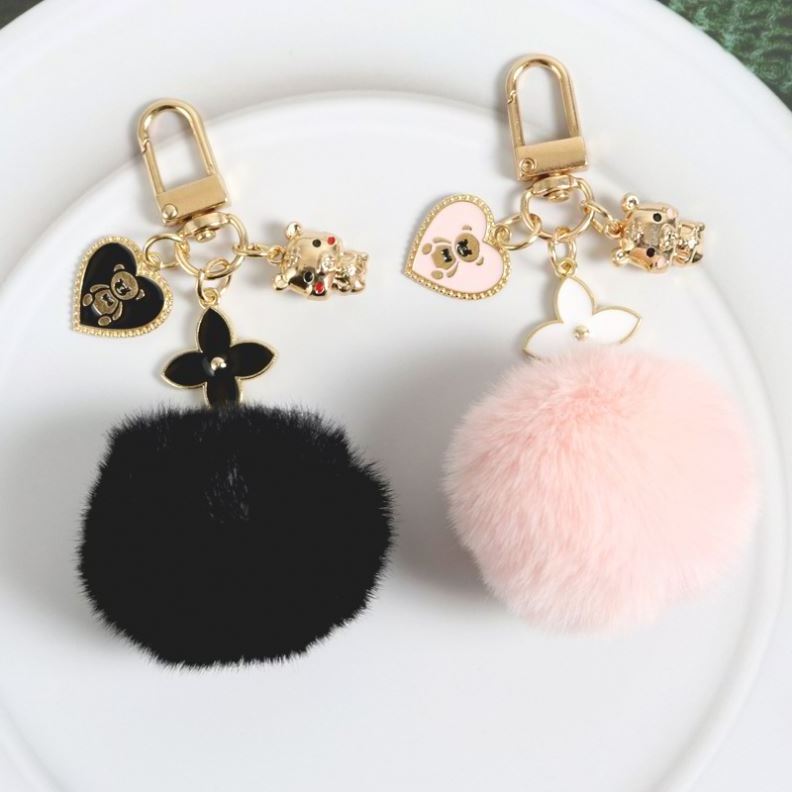 New Elegant Faux Fur Hairball Key Chains Four Leaf Clover Pendant Key Rings Soft Fluffy Ball Purses Phone Car key Charm Keychain