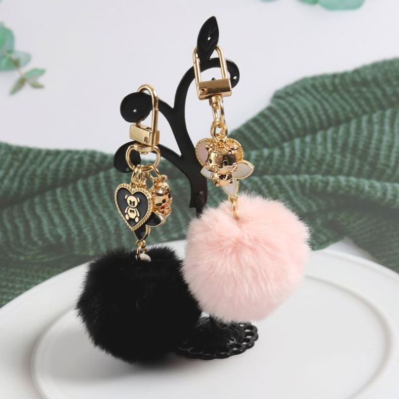 New Elegant Faux Fur Hairball Key Chains Four Leaf Clover Pendant Key Rings Soft Fluffy Ball Purses Phone Car key Charm Keychain