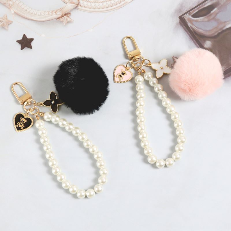 New Elegant Faux Fur Hairball Key Chains Four Leaf Clover Pendant Key Rings Soft Fluffy Ball Purses Phone Car key Charm Keychain