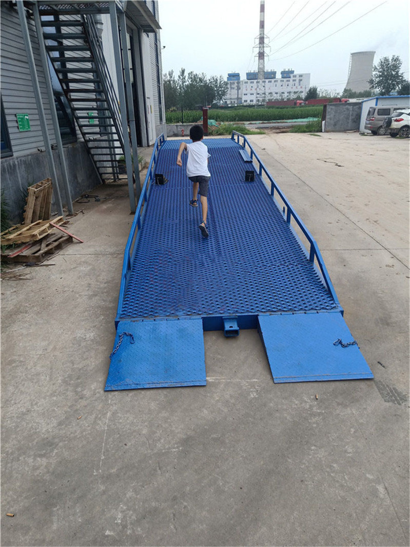 Heavy Aluminum Portable Ramp Towable Mobile Dock Vehicle Livestock Container Loading Ramp for Loading and Unloading