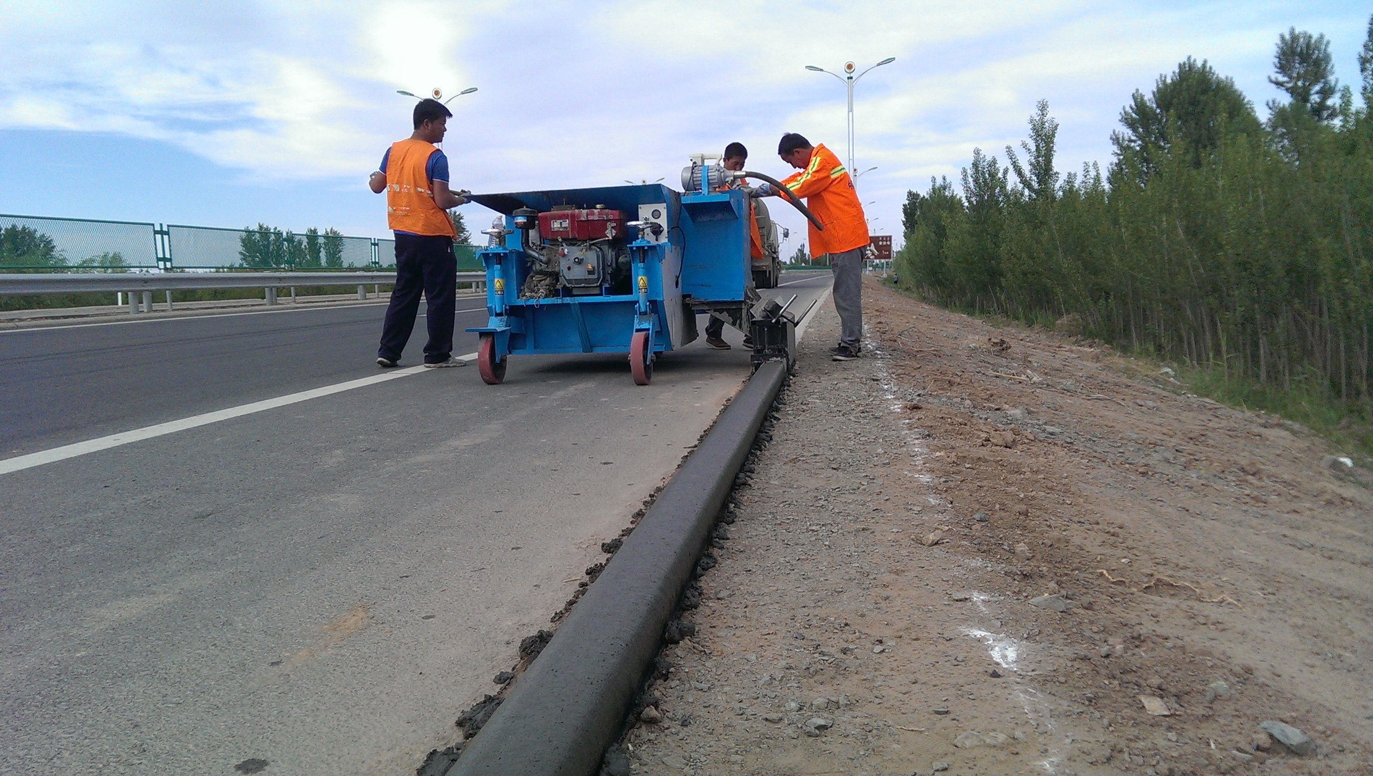 Concrete Cement Curb Extruder Road Kerbing Making and Gutter Machine