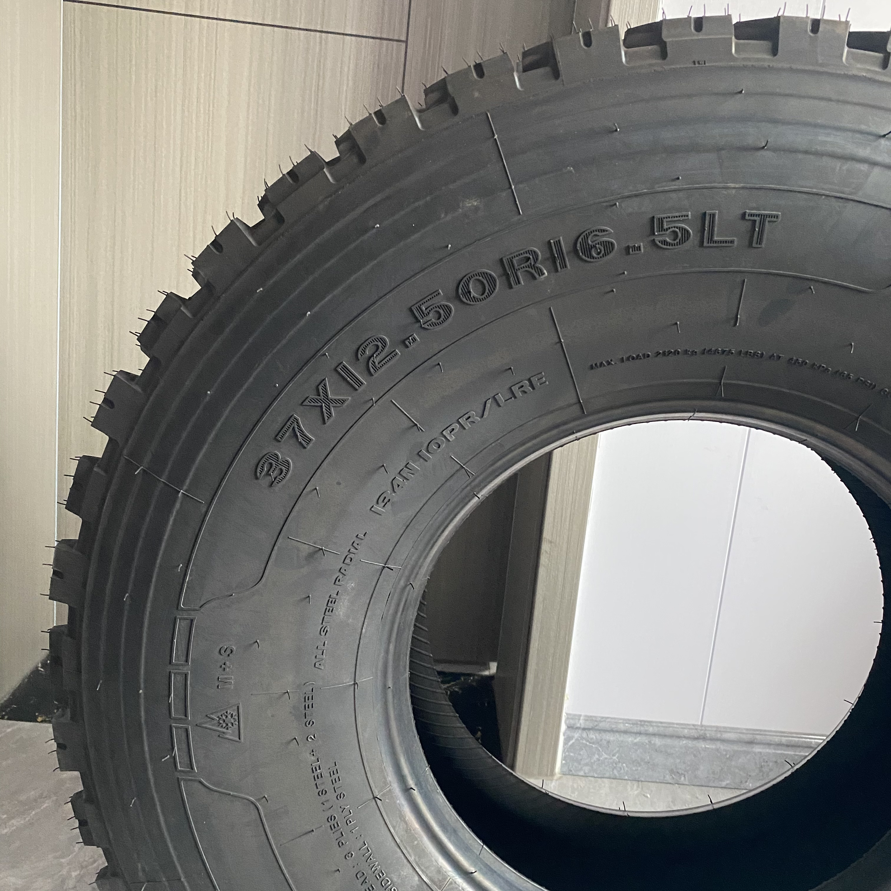 Off-road vehicle tire 37*12.5R16.5   37x12.5R16.5 tyre