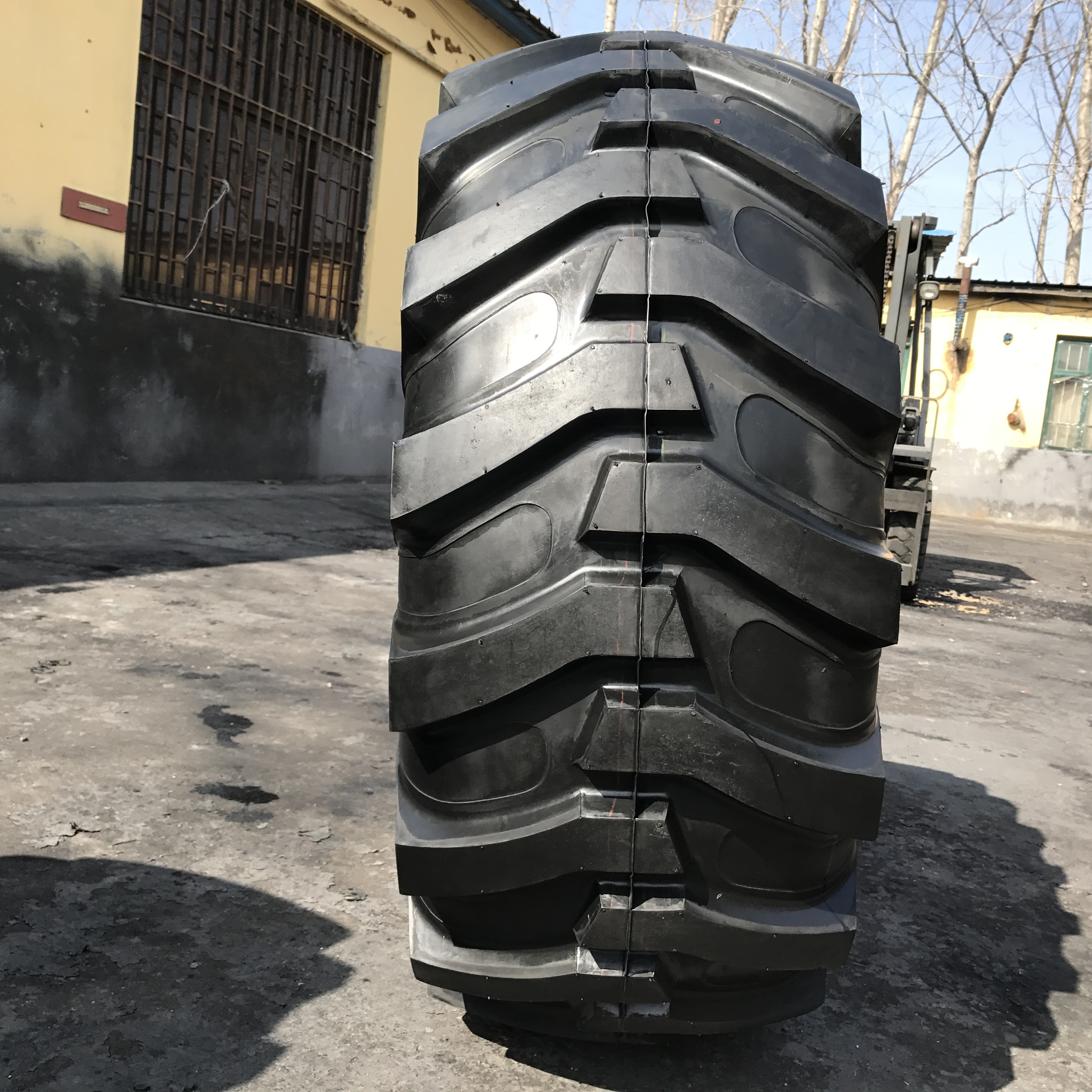 R4 pattern tubeless backhoe tire 17.5L-24 19.5L-24 21L-24  17.5-24 19.5-24 21L-24