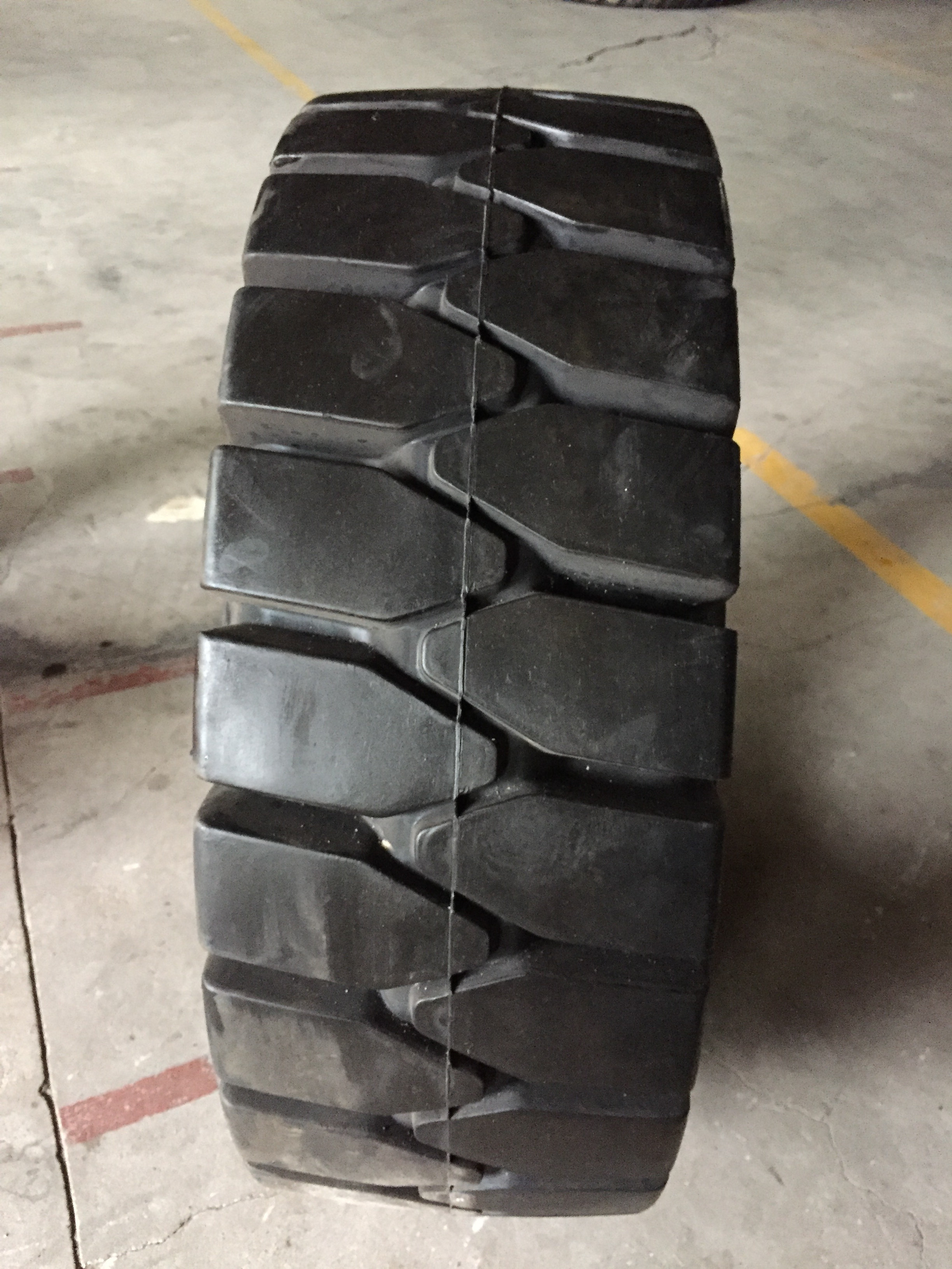 solid rubber tires 28x9-15 700-12 650-10 250-10 forklift parts tires aboluo brand best quality tire manufacturers Vietnam