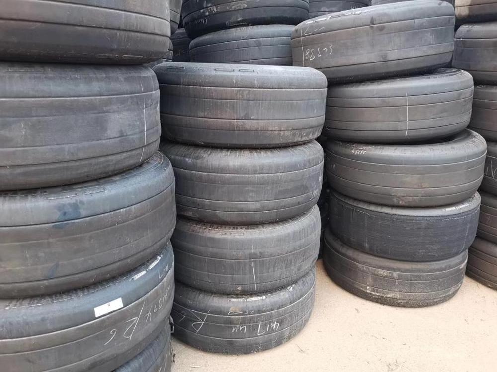 Second-hand aircraft tyres used by ships moored at ports to avoid collisions 900x300 tires