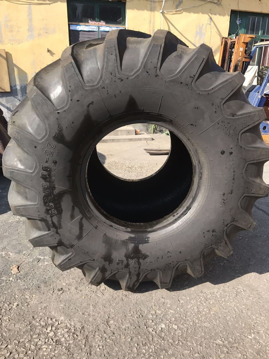 Best cheap price tires monster truck tire 66x43.00-25 with good quality