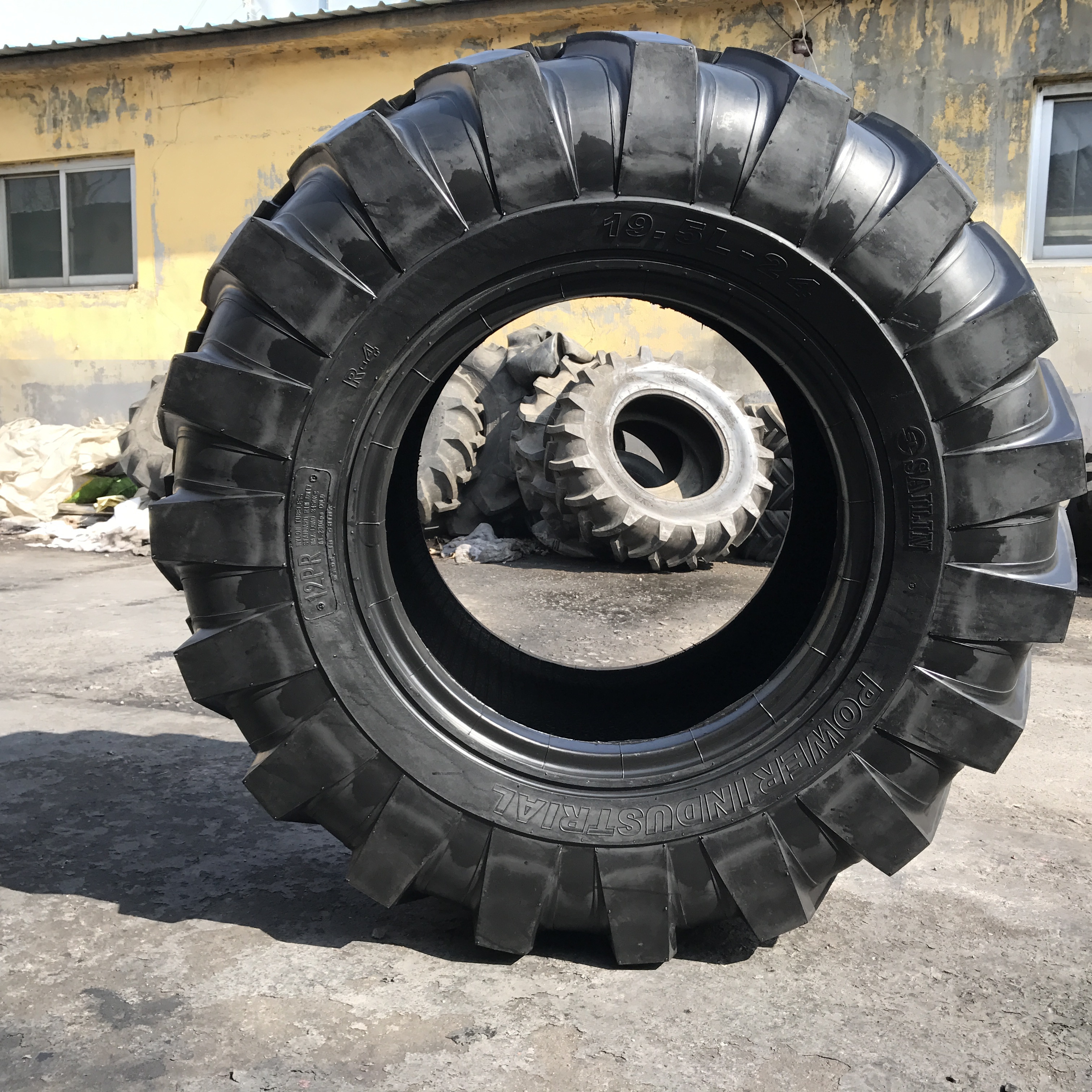 R4 pattern tubeless backhoe tire 17.5L-24 19.5L-24 21L-24  17.5-24 19.5-24 21L-24