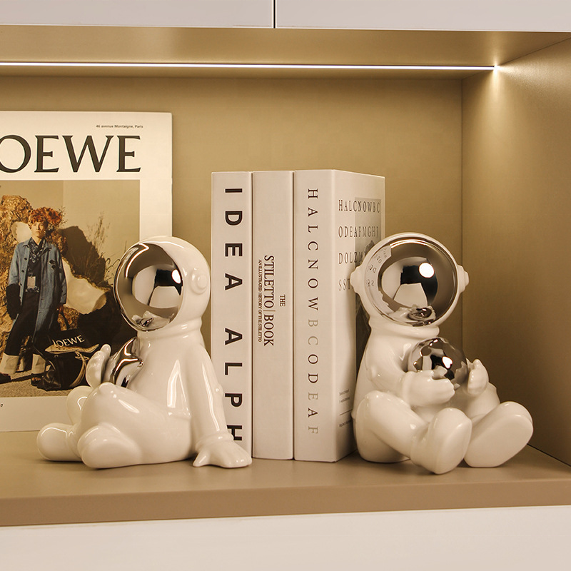 2024 Modern Light Luxury ceramic home decor for living room ceramic Astronaut shape Bookends